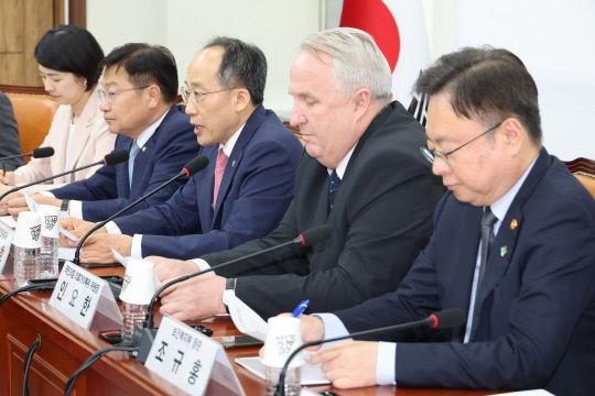 추경호 국민의힘 원내대표가 17일 오후 서울 여의도 국회에서 열린 의료개혁특별위원회 당·정회의에서 발언하고 있다. 왼쪽부터 국민의힘 한지아 특위 간사·정점식 정책위의장·추 원내대표·인요한 특위 위원장, 조규홍 보건복지부 장관. 연합뉴스